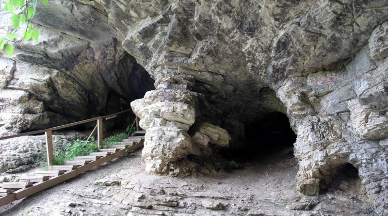Вход в Ахштырскую пещеру