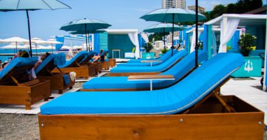 Лежаки на VIP-пляже Сочи